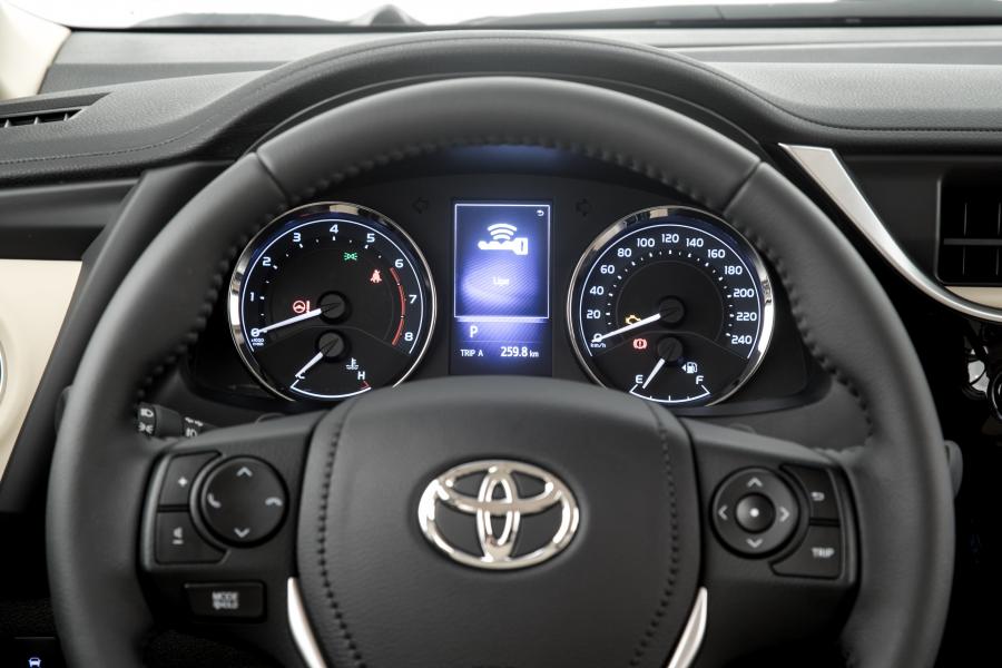 Панель приборов Toyota Corolla Altis 2017 года  (LA) (фото 6 из 22)